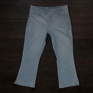 Signature by Levi Strauss & Co. Totally Shaping Pull-On Capri Jeans Size 14